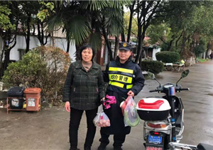 迷路老人神情慌，宗保特保來幫忙 --長興島項目將迷路老人送回家
