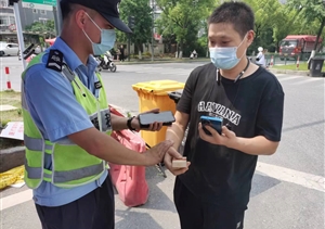 隊員值勤撿手機(jī) 拾金不昧獲致謝—良渚物流項目隊員撿到手機(jī)